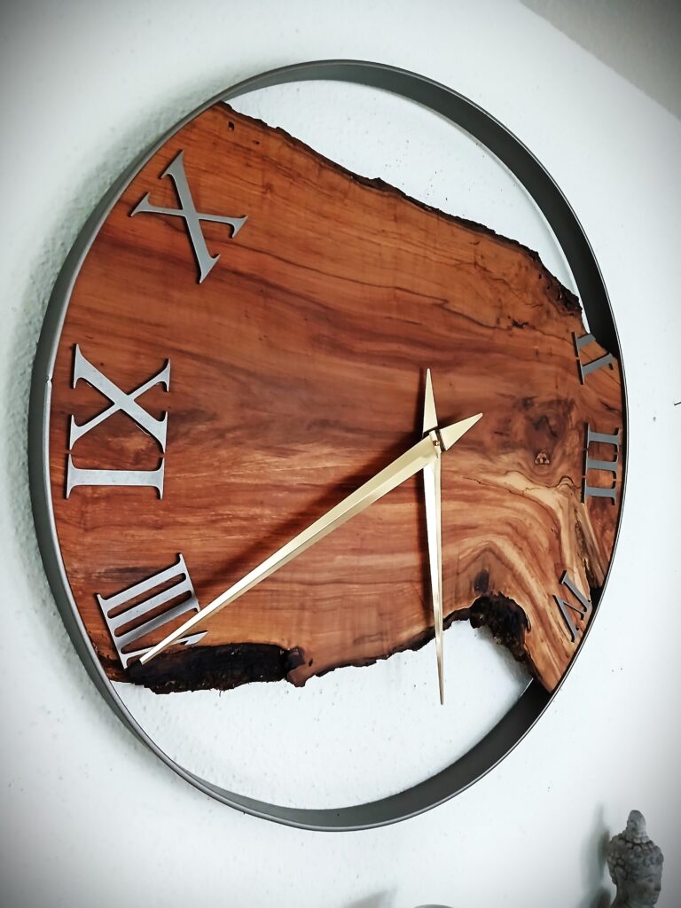 Wanduhr Apfelholz 80cm